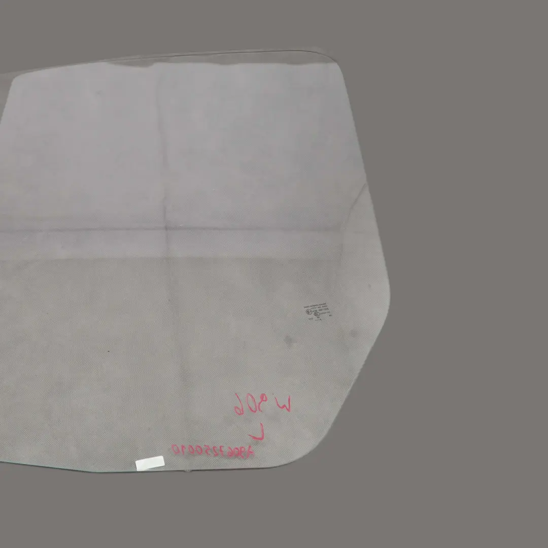 W906, vitre avant gauche de la fenêtre de porte AS2 transparente. pour Mercedes à propos du numéro de pièce A9067250010 Mercedes W906, vitre avant gauche de la fenêtre de porte AS2 transparente. - SKU A9067250010 - Numéro de pièce A9067250010