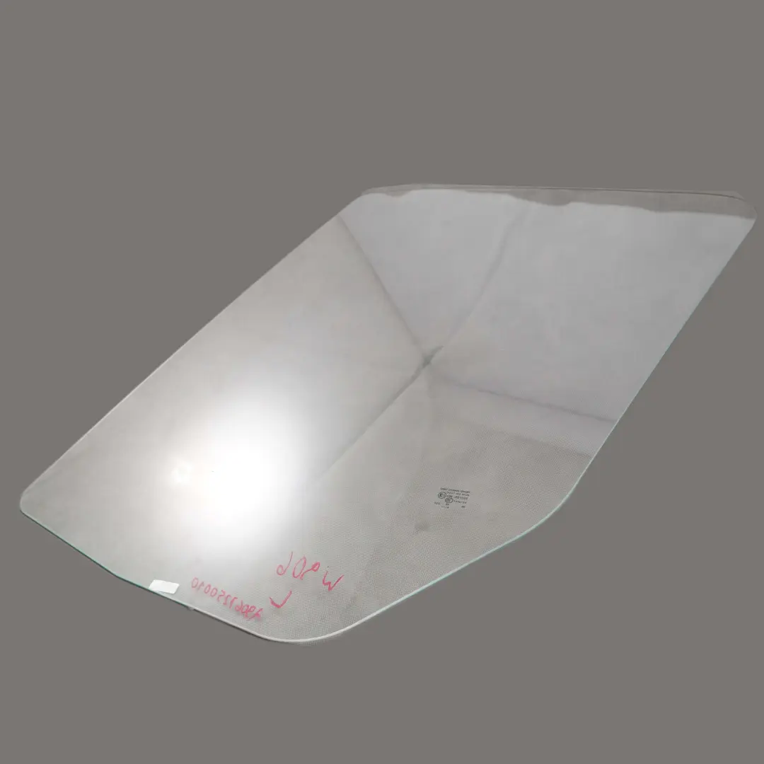 W906, vitre avant gauche de la fenêtre de porte AS2 transparente. pour Mercedes à propos du numéro de pièce A9067250010 Mercedes W906, vitre avant gauche de la fenêtre de porte AS2 transparente. - SKU A9067250010 - Numéro de pièce A9067250010