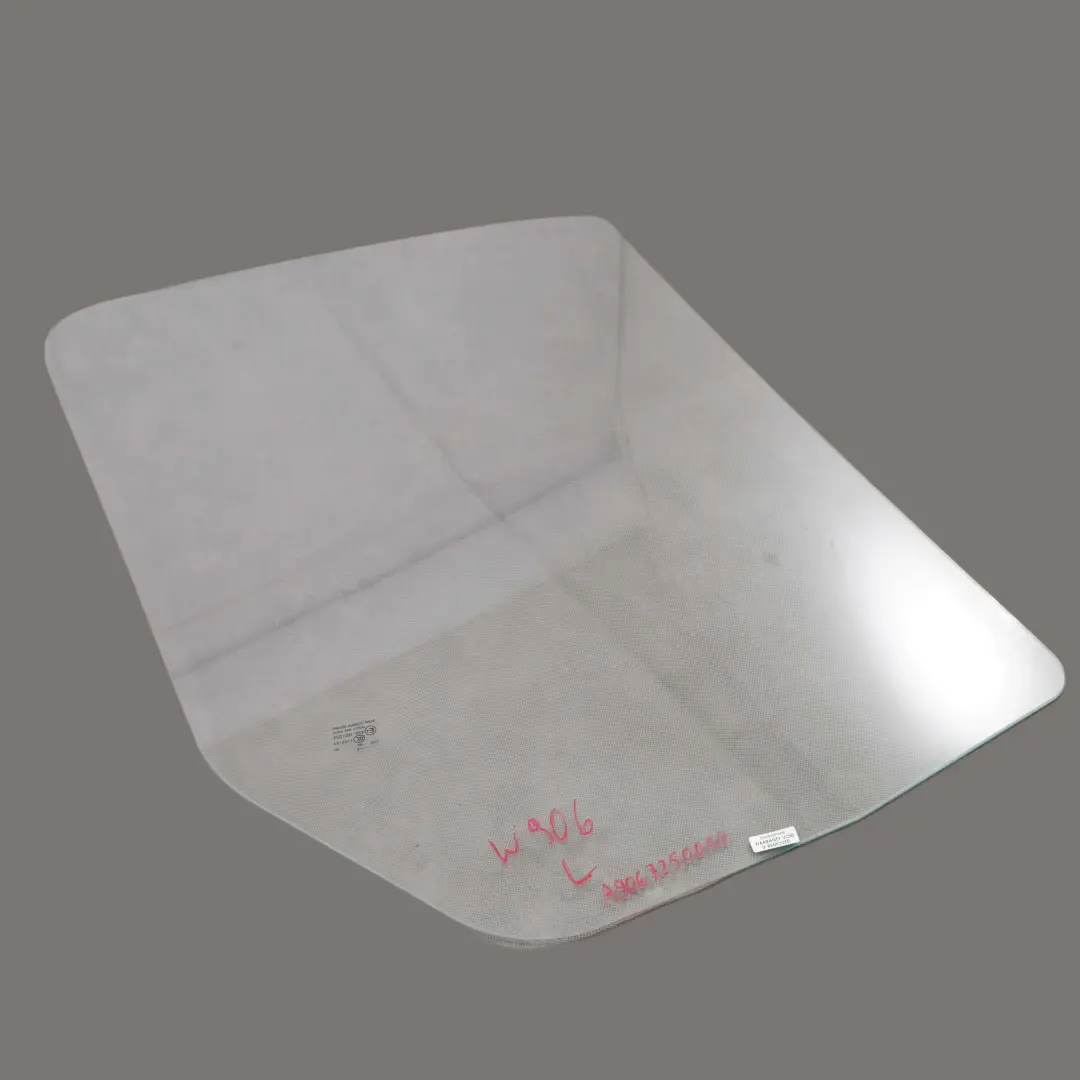 W906, vitre avant gauche de la fenêtre de porte AS2 transparente. pour Mercedes à propos du numéro de pièce A9067250010 Mercedes W906, vitre avant gauche de la fenêtre de porte AS2 transparente. - SKU A9067250010 - Numéro de pièce A9067250010