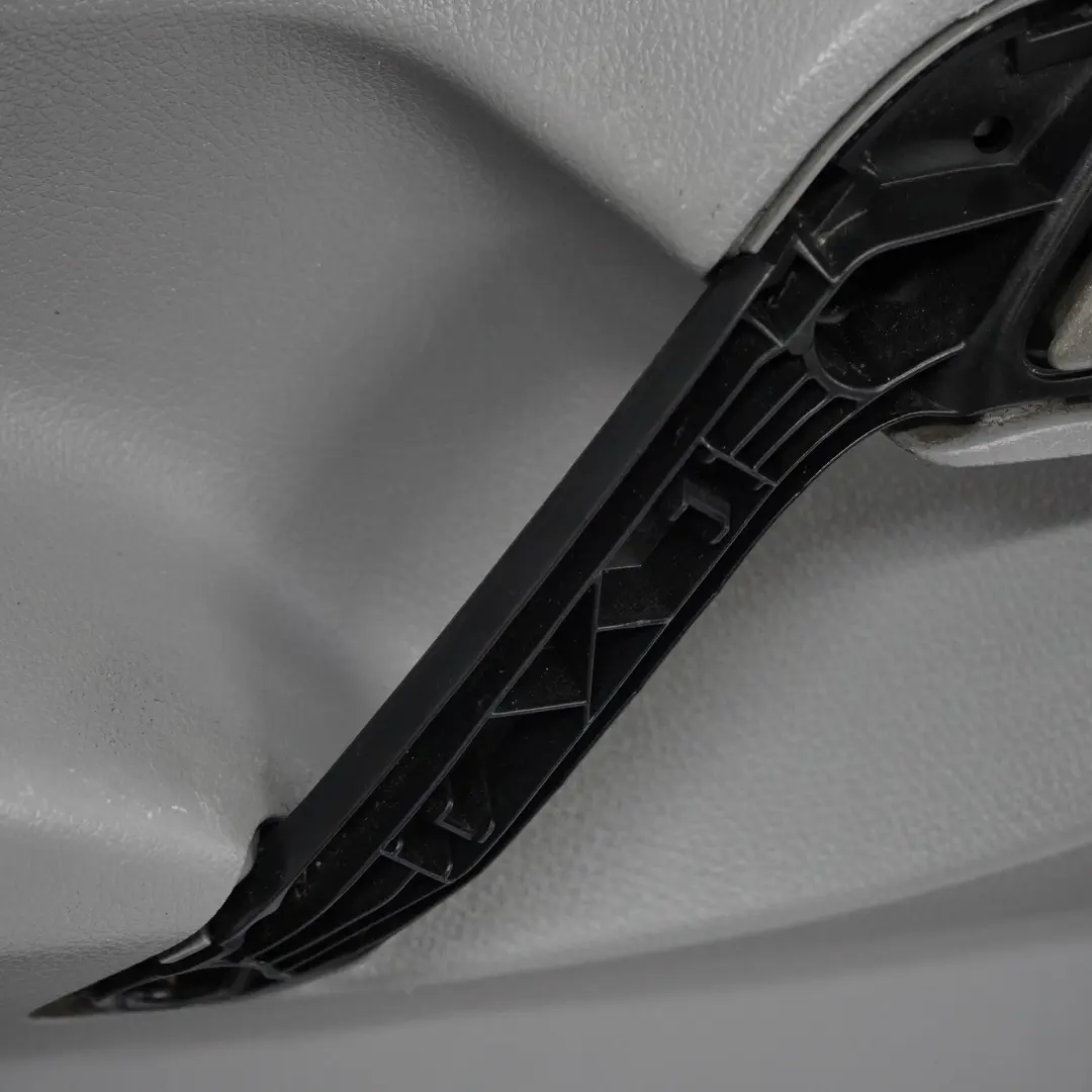 Garniture de porte avant gauche Tissu gris pour Mercedes Sprinter W906 à propos du numéro de pièce A9067270071 Mercedes Sprinter W906 Garniture de porte avant gauche Tissu gris - SKU A9067270071 - Numéro de pièce A9067270071