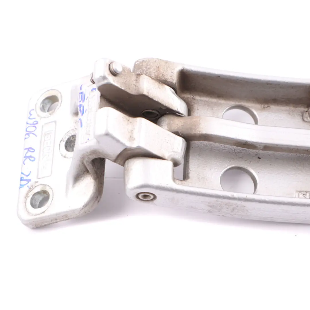 Cerniera Superiore Porta Posteriore Destra Argento Brillante - 744 per Mercedes W906 con numero di parte A9067400137 Mercedes W906 Cerniera Superiore Porta Posteriore Destra Argento Brillante - 744 - SKU A9067400137-BRS - Numero di parte A9067400137