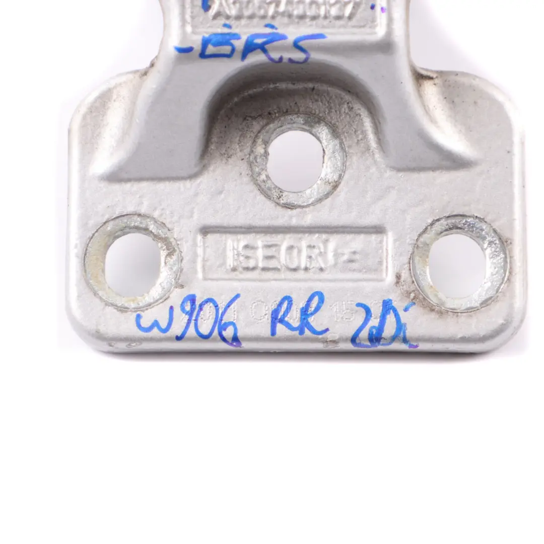 Cerniera Superiore Porta Posteriore Destra Argento Brillante - 744 per Mercedes W906 con numero di parte A9067400137 Mercedes W906 Cerniera Superiore Porta Posteriore Destra Argento Brillante - 744 - SKU A9067400137-BRS - Numero di parte A9067400137