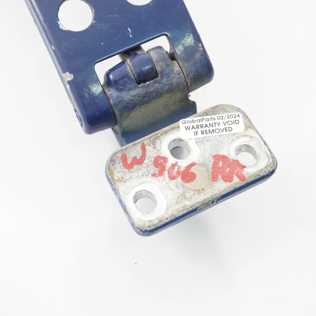 Zawias Górny Prawy Drzwi Ładunkowych Niebieski Hiacyntowy do Mercedes W906 o numerze A9067400137 Mercedes W906 Zawias Górny Prawy Drzwi Ładunkowych Niebieski Hiacyntowy - SKU A9067400137-HYA - Numer Części A9067400137