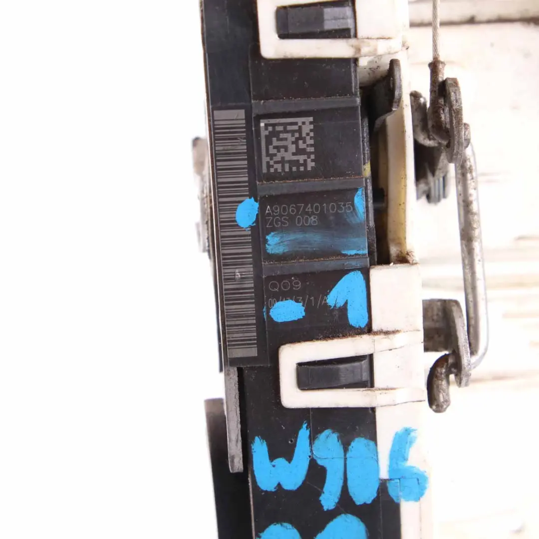 Türschloss hinten rechts Verriegelungs für Mercedes Sprinter W906 mit Teilenummer A9067401035 Mercedes Sprinter W906 Türschloss hinten rechts Verriegelungs - SKU A9067401035-1 - Teilenummer A9067401035