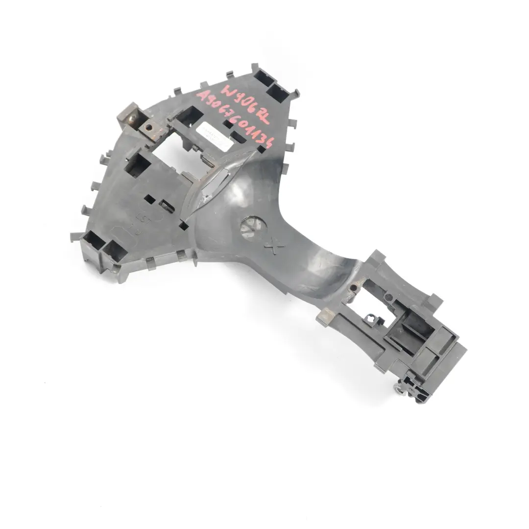 Manija Agarradera Puerta Portador Trasero Izquierdo para Mercedes W906 con número de pieza A9067601134 Mercedes W906 Manija Agarradera Puerta Portador Trasero Izquierdo - SKU A9067601134 - Número de pieza A9067601134