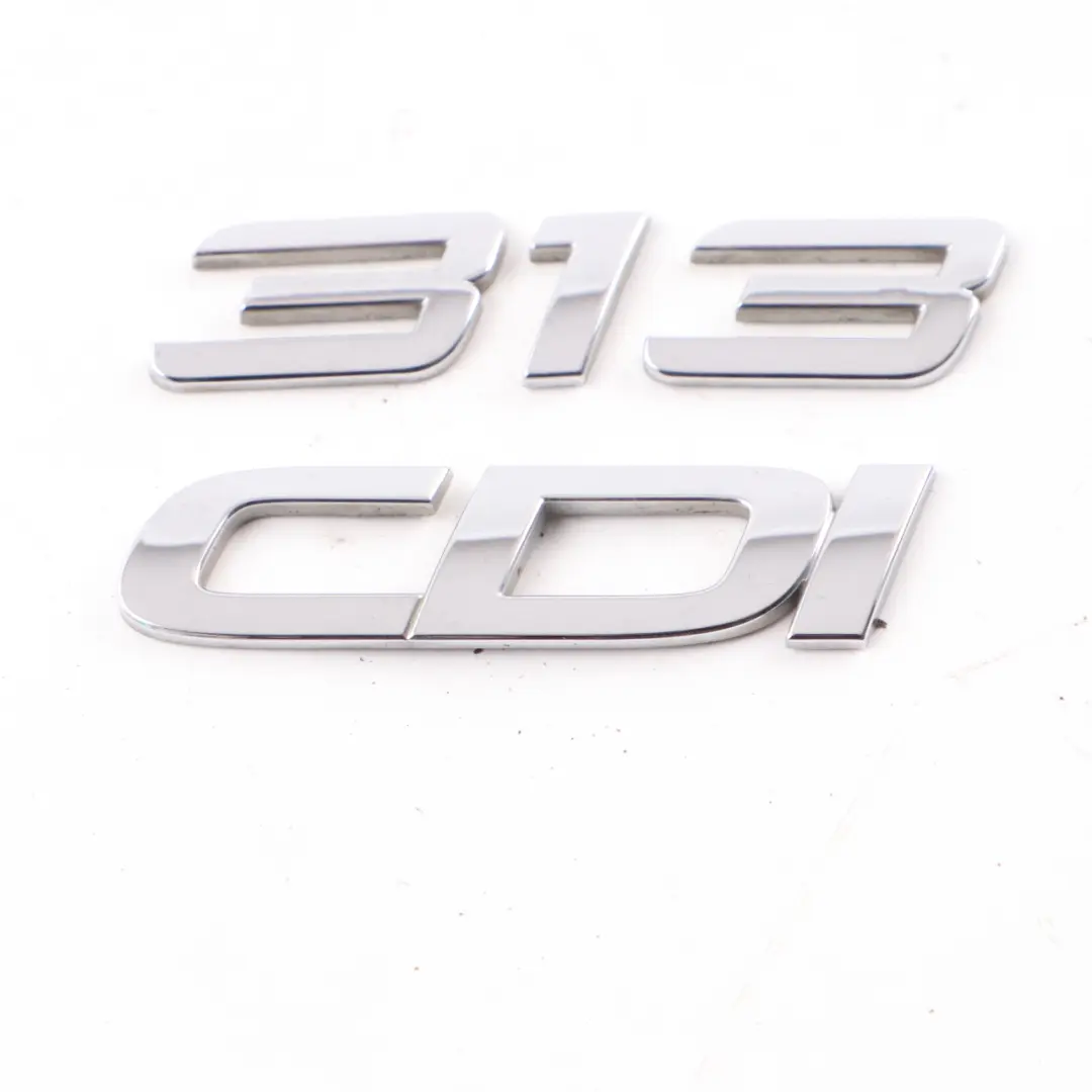 Emblema Porta Posteriore Badge Baule Aderito 313 CDI per Mercedes W906 con numero di parte A9068176714 Mercedes W906 Emblema Porta Posteriore Badge Baule Aderito 313 CDI - SKU A9068176714 - Numero di parte A9068176714