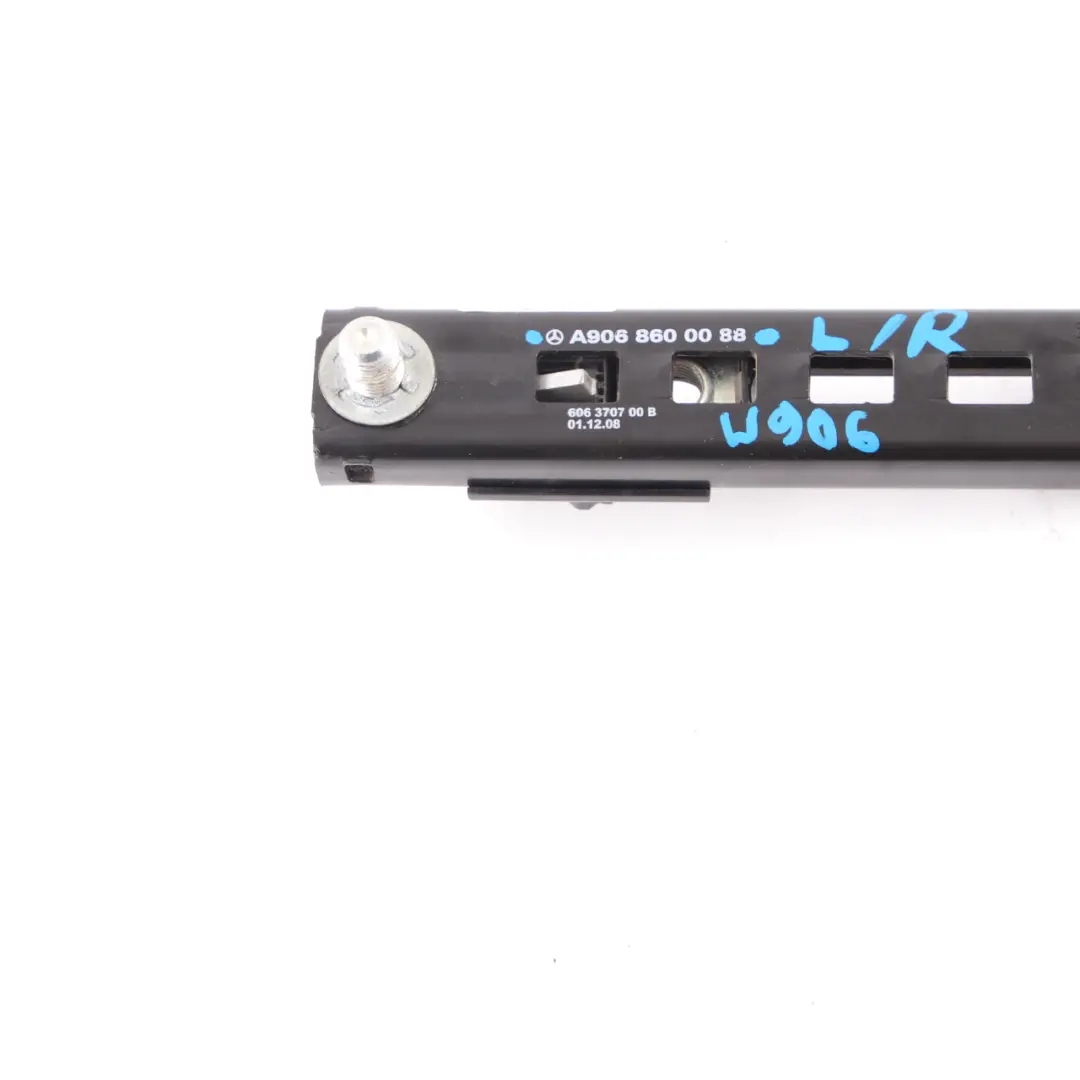 Regolatore altezza della cintura sicurezza anteriore per Mercedes W906 con numero di parte A9068600088 Mercedes W906 Regolatore altezza della cintura sicurezza anteriore - SKU A9068600088 - Numero di parte A9068600088