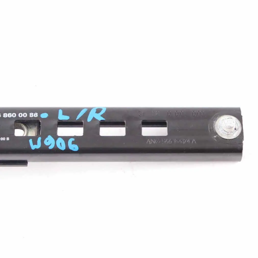 Regolatore altezza della cintura sicurezza anteriore per Mercedes W906 con numero di parte A9068600088 Mercedes W906 Regolatore altezza della cintura sicurezza anteriore - SKU A9068600088 - Numero di parte A9068600088