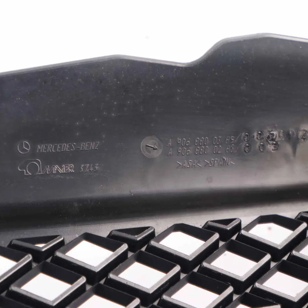 Grille Avant Capot Couvre Radiateur pour Mercedes Sprinter W906 à propos du numéro de pièce A9068800285 Mercedes Sprinter W906 Grille Avant Capot Couvre Radiateur - SKU A9068800285 - Numéro de pièce A9068800285