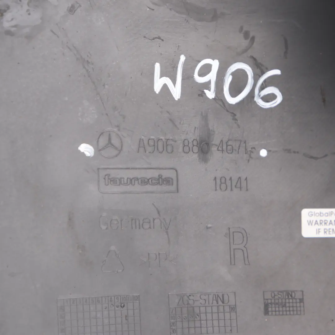 Parachoques derecho Esquina Recubrimiento para Mercedes Sprinter W906 con número de pieza A9068804671 Mercedes Sprinter W906 Parachoques derecho Esquina Recubrimiento - SKU A9068804671 - Número de pieza A9068804671