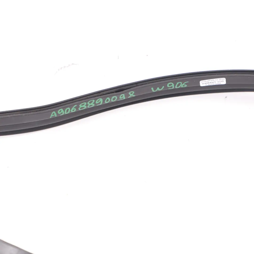 Mercedes W906 Uszczelka gumowa maski silnika - SKU A9068890098 - Numer Części A9068890098