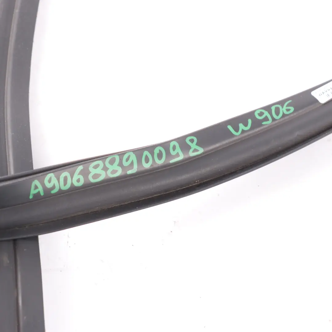 Capó Goma Junta Capó Sellado para Mercedes W906 Motor con número de pieza A9068890098 Mercedes W906 Motor Capó Goma Junta Capó Sellado - SKU A9068890098 - Número de pieza A9068890098