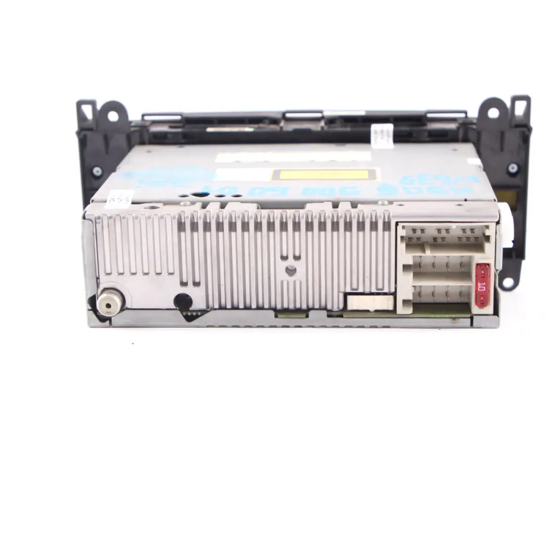 Radio Mercedes W639 W906 Unità principale audio stereo per CD con numero di parte A9069006001 CD Radio Mercedes W639 W906 Unità principale audio stereo - SKU A9069006001 - Numero di parte A9069006001