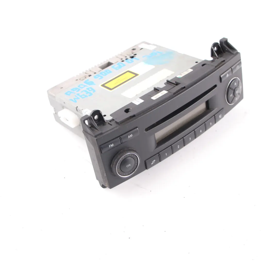 Audio Radioodtwarzacz Radio CD A9068200886 do Mercedes W639 W906 o numerze A9069006001 Mercedes W639 W906 Audio Radioodtwarzacz Radio CD A9068200886 - SKU A9069006001 - Numer Części A9069006001