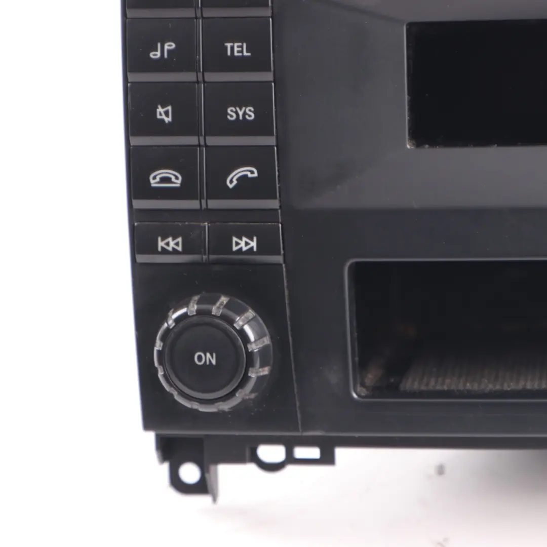 Radio CD Spieler Audio Stereo Hauptgerät für Mercedes Sprinter W906 mit Teilenummer A9069006102 Mercedes Sprinter W906 Radio CD Spieler Audio Stereo Hauptgerät - SKU A9069006102 - Teilenummer A9069006102