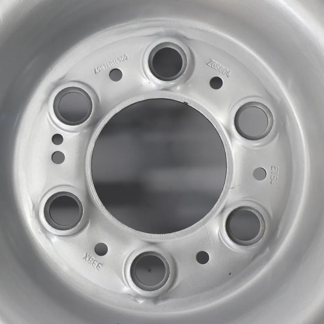 W907 W910 Argento Cerchio acciaio 16" 6,5J ET:54 per Mercedes Sprinter con numero di parte A9074014900 Mercedes Sprinter W907 W910 Argento Cerchio acciaio 16" 6,5J ET:54 - SKU A9074014900 - Numero di parte A9074014900