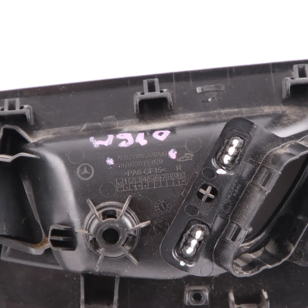 Maniglia porta Mercedes W907 W910 Grab interno anteriore destro Nero per con numero di parte A9077605500 Maniglia porta Mercedes W907 W910 Grab interno anteriore destro Nero - SKU A9077605500 - Numero di parte A9077605500