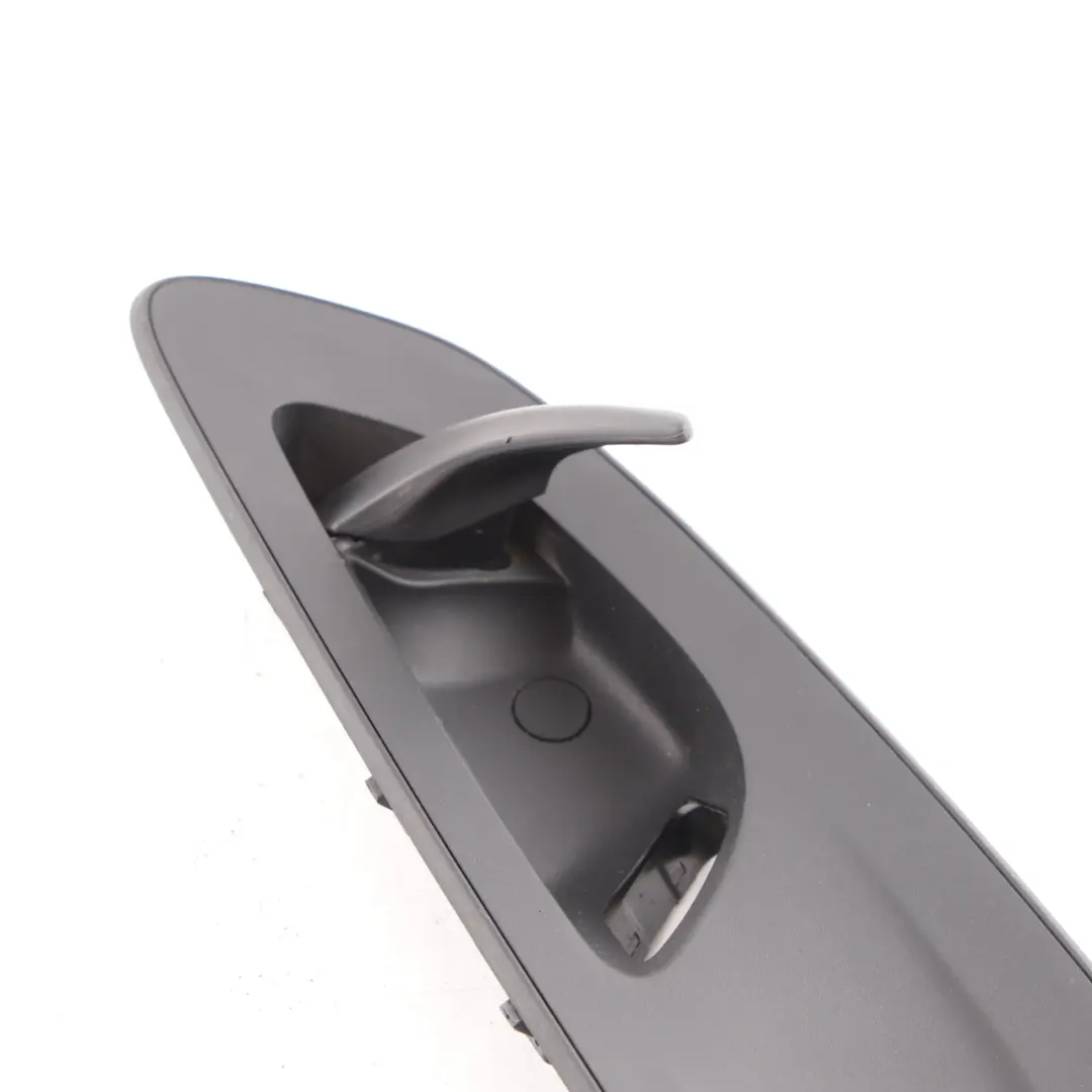 Poignée porte Mercedes W907 W910 Prise intérieure avant droite noire pour à propos du numéro de pièce A9077605500 Poignée porte Mercedes W907 W910 Prise intérieure avant droite noire - SKU A9077605500 - Numéro de pièce A9077605500