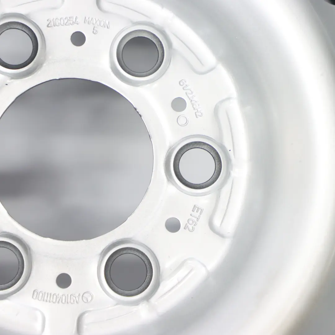 W907 W910 Argento Cerchio acciaio 16" 6,5J ET:62 per Mercedes Sprinter con numero di parte A9104011100 Mercedes Sprinter W907 W910 Argento Cerchio acciaio 16" 6,5J ET:62 - SKU A9104011100 - Numero di parte A9104011100