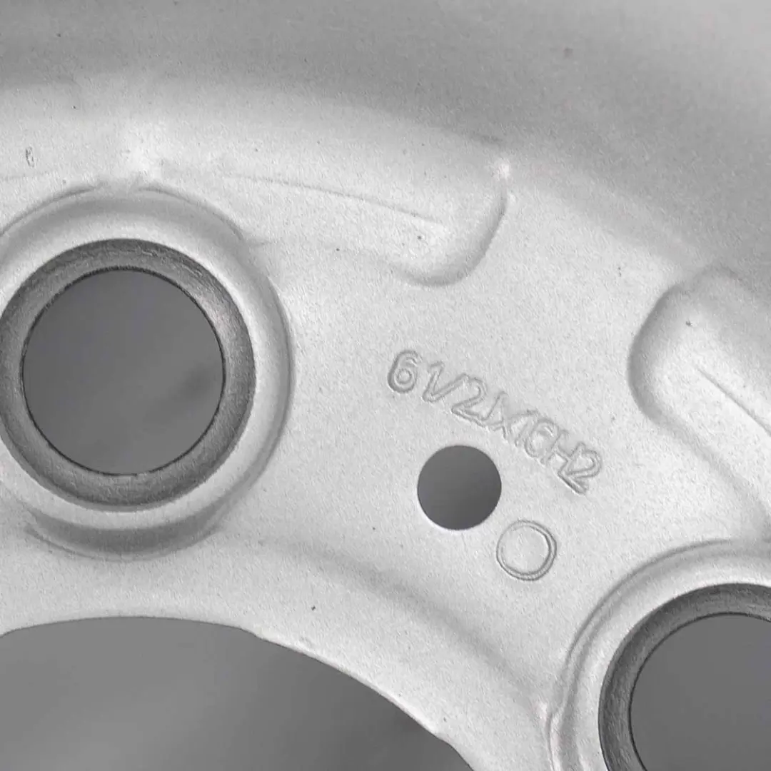 Silberne Stahlfelge 16" 6,5J ET:62 für Mercedes Sprinter W910 mit Teilenummer A9104011300 Mercedes Sprinter W910 Silberne Stahlfelge 16" 6,5J ET:62 - SKU A9104011300 - Teilenummer A9104011300