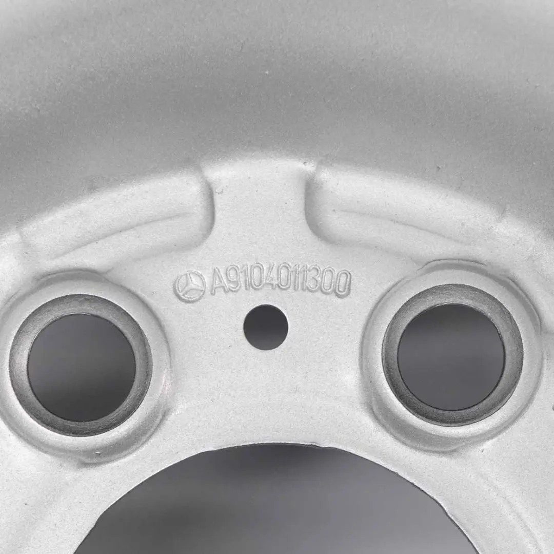 Llanta de acero plateada 16" 6,5J ET:62 para Mercedes Sprinter W910 con número de pieza A9104011300 Mercedes Sprinter W910 Llanta de acero plateada 16" 6,5J ET:62 - SKU A9104011300 - Número de pieza A9104011300