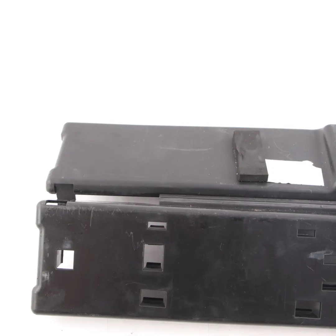 Kit d'outils Support rangement Cache pour Mercedes Sprinter W910 à propos du numéro de pièce A9105830200 Mercedes Sprinter W910 Kit d'outils Support rangement Cache - SKU A9105830200 - Numéro de pièce A9105830200