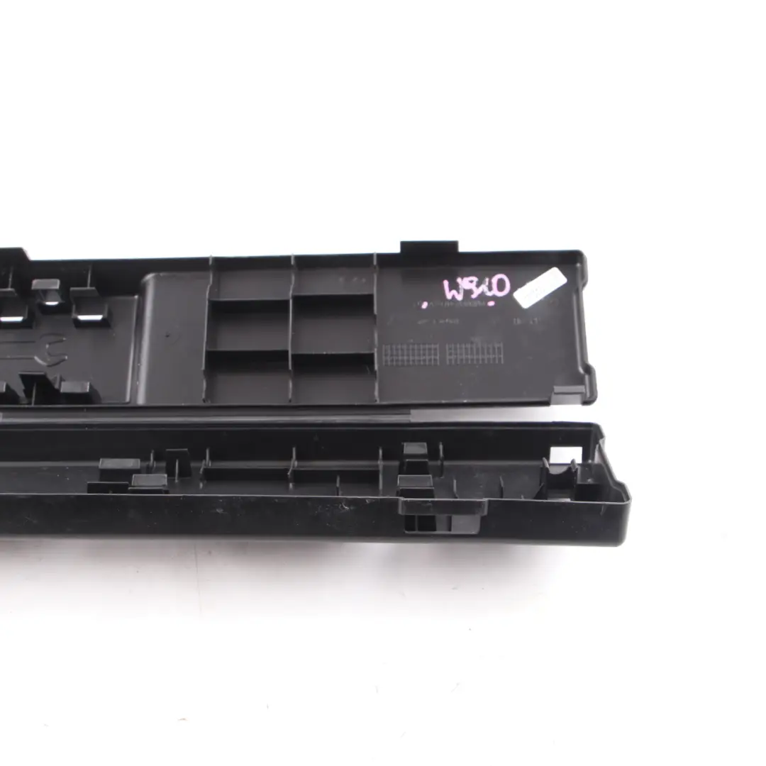 Kit d'outils Support rangement Cache pour Mercedes Sprinter W910 à propos du numéro de pièce A9105830200 Mercedes Sprinter W910 Kit d'outils Support rangement Cache - SKU A9105830200 - Numéro de pièce A9105830200