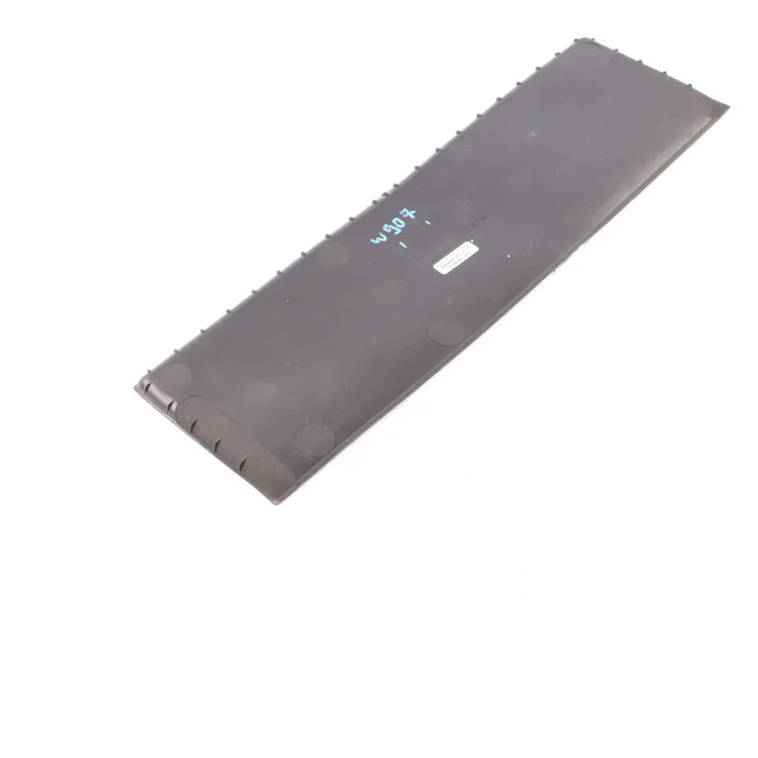 W907 W910 salpicadero guantera estera de goma Insertar para Mercedes con número de pieza A9106893100 Mercedes W907 W910 salpicadero guantera estera de goma Insertar - SKU A9106893100 - Número de pieza A9106893100