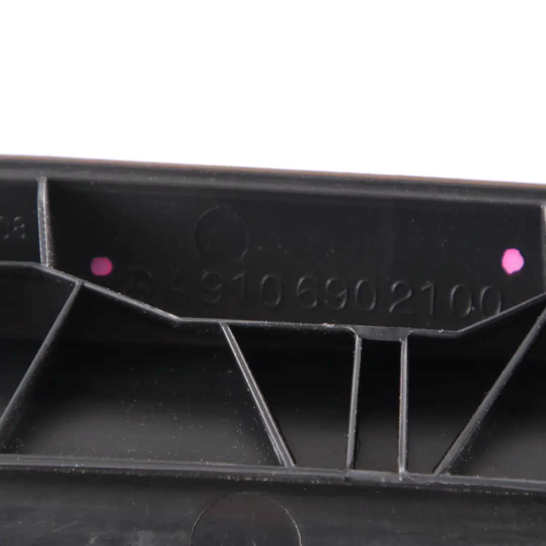 Mercedes Sprinter W910 pare soleil droit support fixation garniture - SKU A9106902100 - Numéro de pièce A9106902100