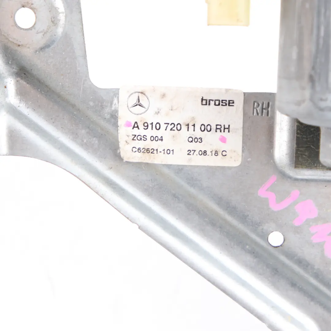 Regulateur de vitre avant droite pour Mercedes Sprinter W910 à propos du numéro de pièce A9107201100 Mercedes Sprinter W910 Regulateur de vitre avant droite - SKU A9107201100 - Numéro de pièce A9107201100