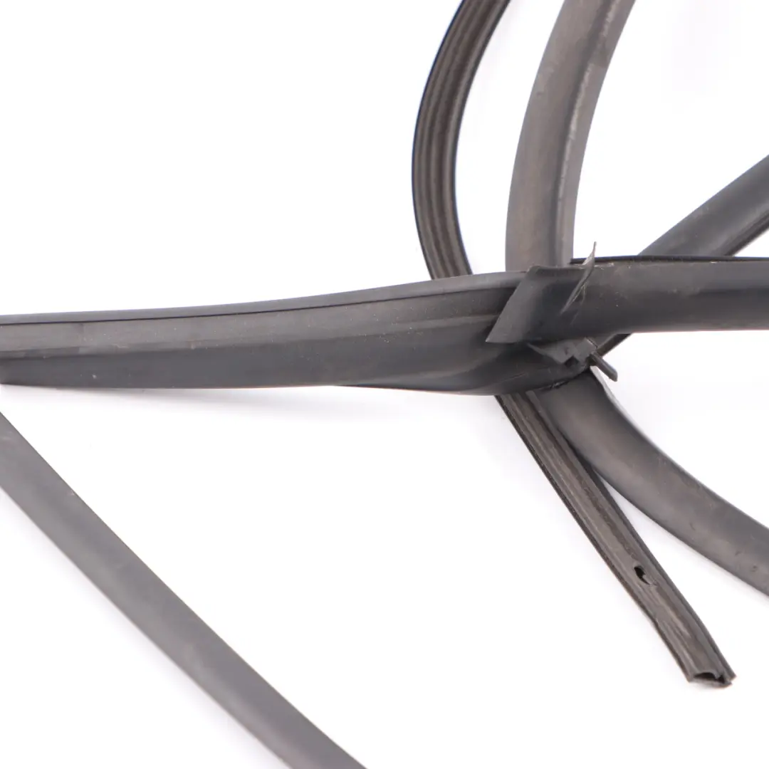 W907 W910 Joint de vitre Porte Avant Droite Cadre Joint pour Mercedes à propos du numéro de pièce A9107250500 Mercedes W907 W910 Joint de vitre Porte Avant Droite Cadre Joint - SKU A9107250500 - Numéro de pièce A9107250500