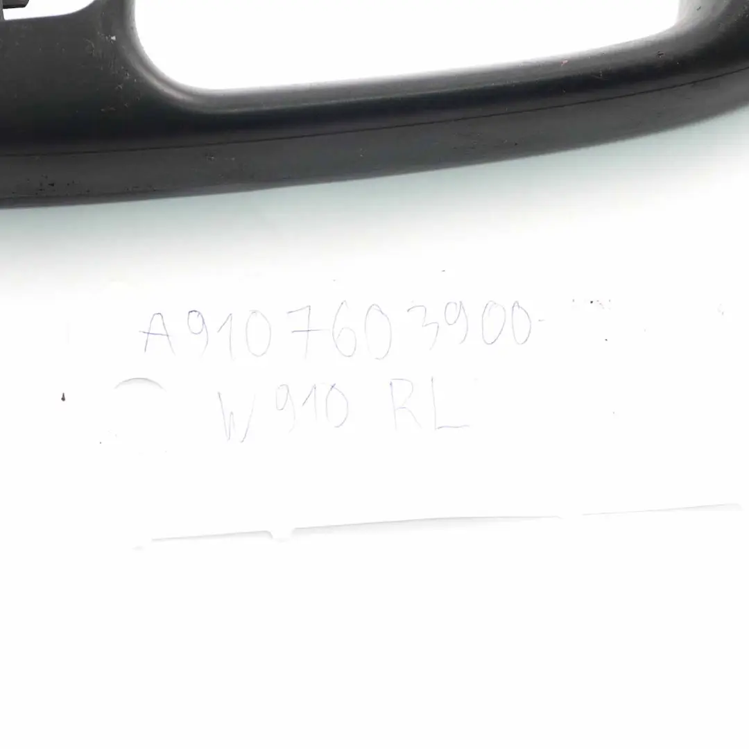 Poignée extérieure porte coulissante arrière gauche droite pour Mercedes W910 à propos du numéro de pièce A9107603900 Mercedes W910 Poignée extérieure porte coulissante arrière gauche droite - SKU A9107603900 - Numéro de pièce A9107603900