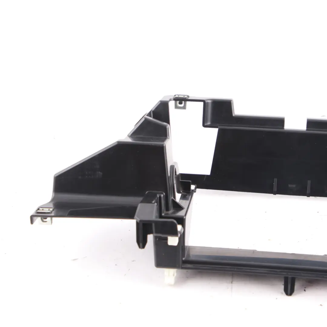 W907 W910 Cornice Rivestimento Cruscotto Autoradio A9108270600 per Mercedes con numero di parte A9108271600 Mercedes W907 W910 Cornice Rivestimento Cruscotto Autoradio A9108270600 - SKU A9108271600 - Numero di parte A9108271600