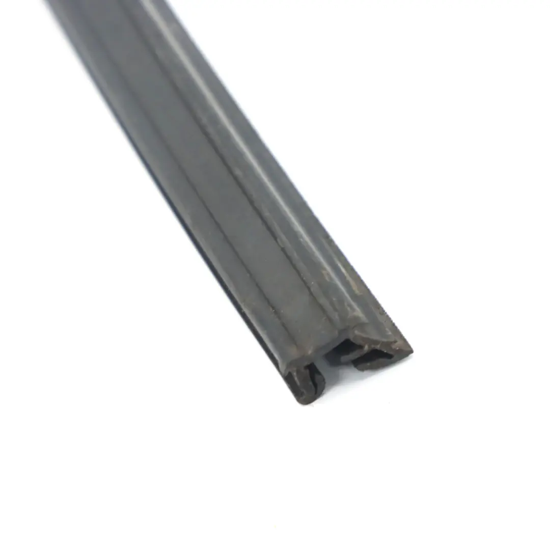 Guarnizione Finestra Porta Anteriore Destra per Land Rover Freelander 2 con numero di parte CFE500260 Land Rover Freelander 2 Guarnizione Finestra Porta Anteriore Destra - SKU CFE500260 - Numero di parte CFE500260