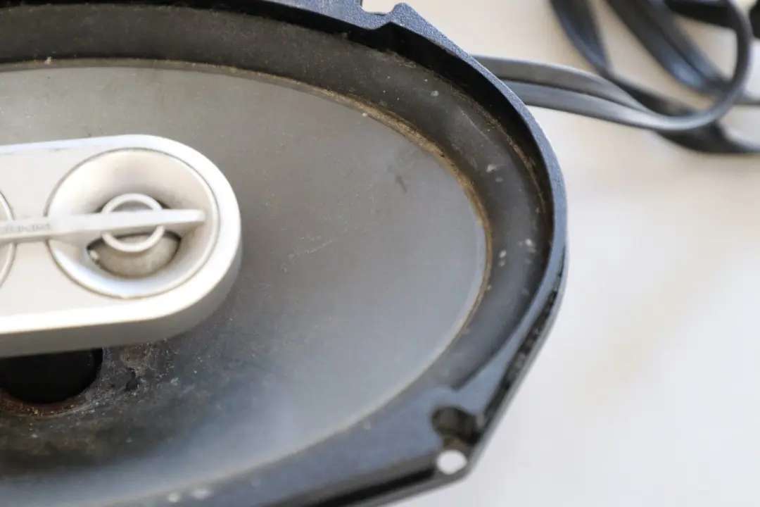 Original Harman Infinity Referenz Reihe Stereo Audio Lautsprecher Set für BMW mit Teilenummer 9613i BMW Original Harman Infinity Referenz Reihe Stereo Audio Lautsprecher Set - SKU KCE-420V1 - Teilenummer 9613i