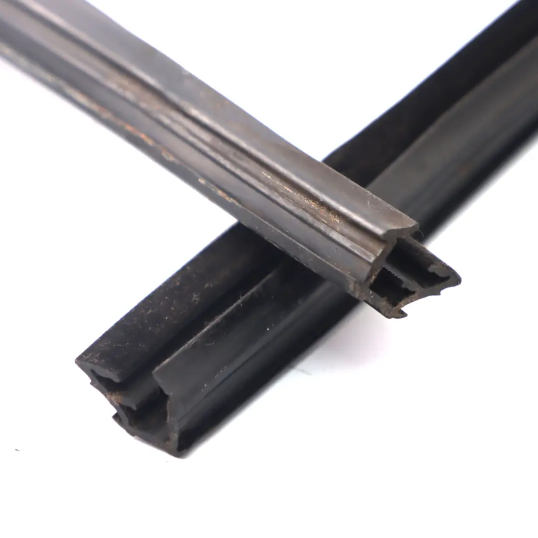 Joint Fenêtre Porte Arriere Droite Guide pour Land Rover Freelander 2 à propos du numéro de pièce LR001730 Land Rover Freelander 2 Joint Fenêtre Porte Arriere Droite Guide - SKU LR001730 - Numéro de pièce LR001730