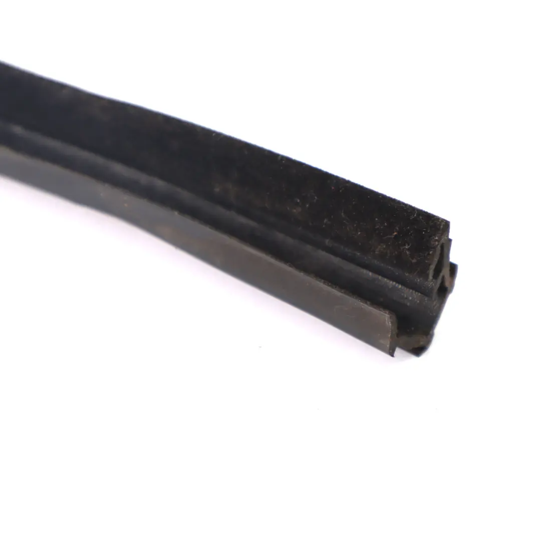 Window Gasket Seal Door Rear Right O/S Guide to Land Rover Freelander 2 with Part number LR001730 Land Rover Freelander 2 Window Gasket Seal Door Rear Right O/S Guide - SKU LR001730 - Part number LR001730