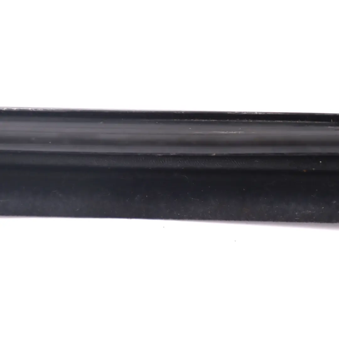 Junta ventana Puerta Trasera Derecha Guía para Land Rover Freelander 2 con número de pieza LR001730 Land Rover Freelander 2 Junta ventana Puerta Trasera Derecha Guía - SKU LR001730 - Número de pieza LR001730