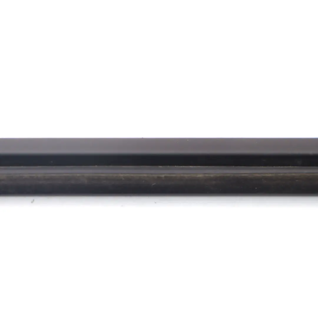 Striscia per la finestra della porta posteriore destro per Land Rover Freelander 2 con numero di parte LR001737 Land Rover Freelander 2 Striscia per la finestra della porta posteriore destro - SKU LR001737 - Numero di parte LR001737