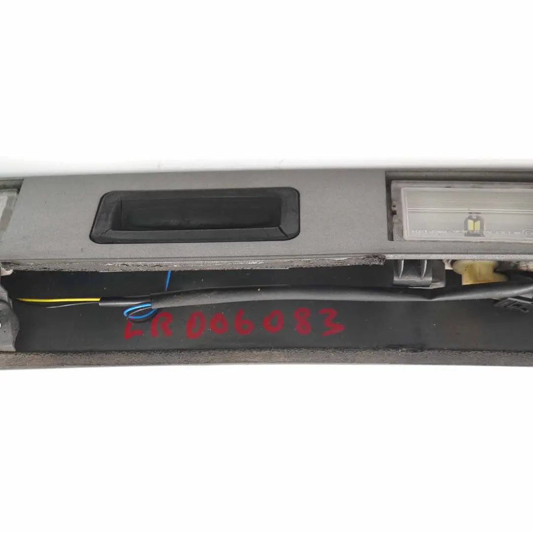 Tirador portón trasero Tira luz matrícula 6H54F43400AE para Land Rover Freelander 2 con número de pieza LR006083 Land Rover Freelander 2 Tirador portón trasero Tira luz matrícula 6H54F43400AE - SKU LR006083 - Número de pieza LR006083