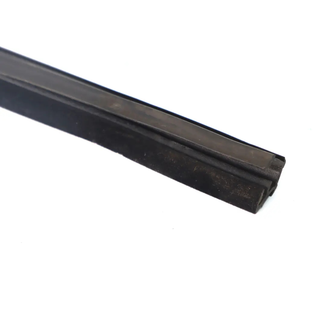 Joint Fenêtre Porte Arriere Gauche Guide pour Land Rover Freelander 2 à propos du numéro de pièce LR007494 Land Rover Freelander 2 Joint Fenêtre Porte Arriere Gauche Guide - SKU LR007494 - Numéro de pièce LR007494