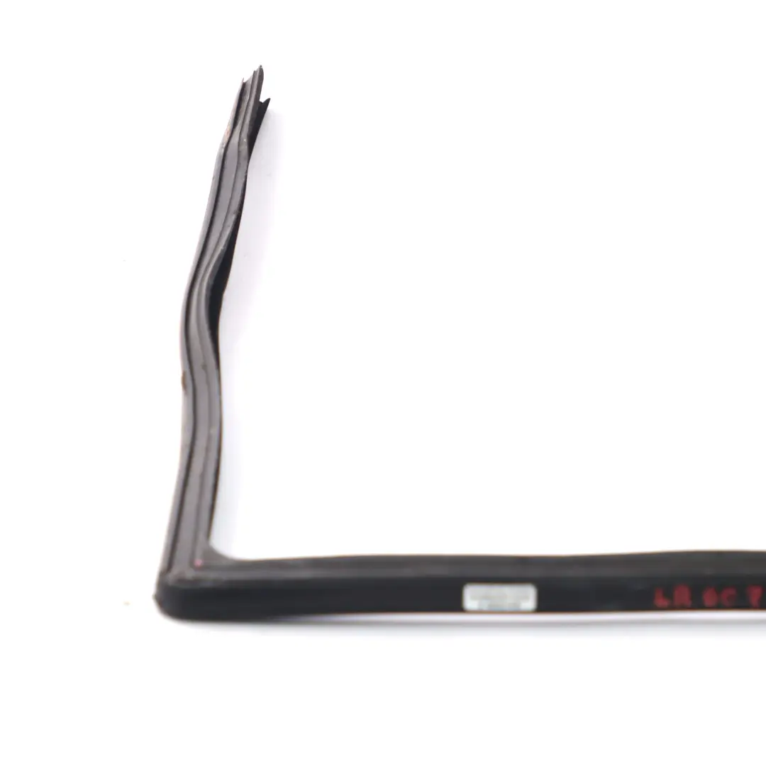 Junta ventana Puerta Trasera Izquierda Guía para Land Rover Freelander 2 con número de pieza LR007494 Land Rover Freelander 2 Junta ventana Puerta Trasera Izquierda Guía - SKU LR007494 - Número de pieza LR007494