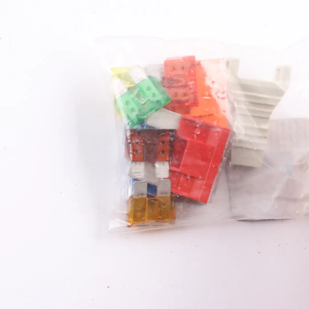 Universal Fusibile Relè Unità Elettrica Set Borsa per Mercedes con numero di parte N000000 003996 Mercedes Universal Fusibile Relè Unità Elettrica Set Borsa - SKU N000000003996 - Numero di parte N000000 003996