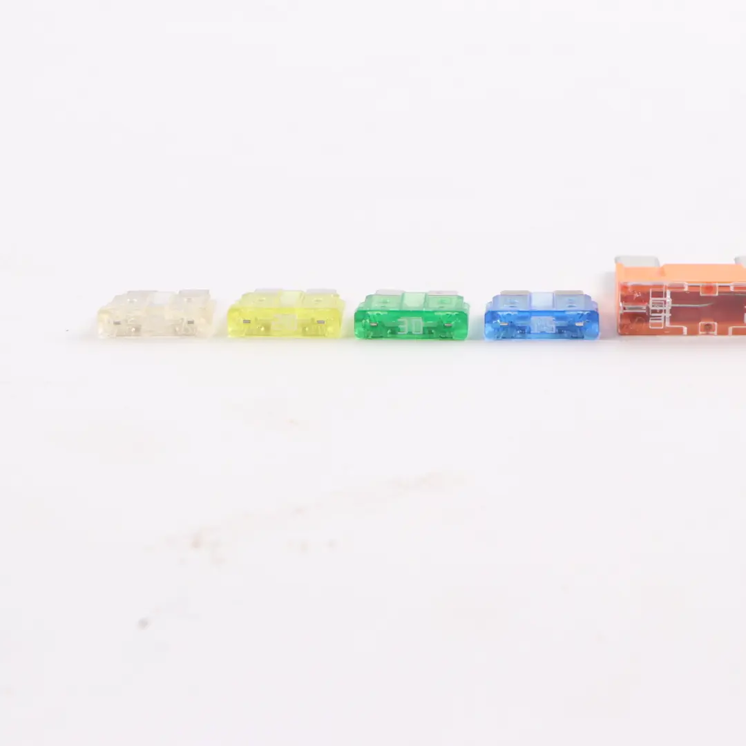 Kit fusibili di ricambio Set per Mercedes W169 W204 W211 C219 con numero di parte N000000004325 Mercedes W169 W204 W211 C219 Kit fusibili di ricambio Set - SKU N000000004325 - Numero di parte N000000004325