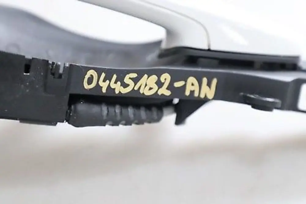 Front Right Complete Grab Handle O/S Alpinweiss III Alpine White to BMW 3 E90 E91 with Part number 445182 BMW 3 E90 E91 Front Right Complete Grab Handle O/S Alpinweiss III Alpine White - SKU rhd-0445182-AW - Part number 445182