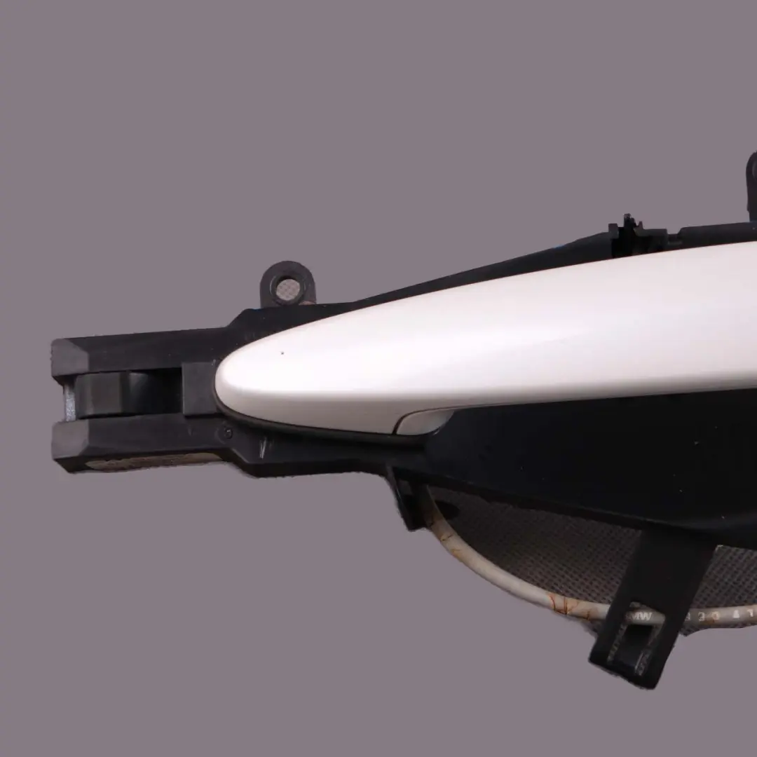Front Right Door Grab Handle O/S Mineral White Metallic A96 to BMW X1 E84 1 with Part number 2992972 BMW X1 E84 1 Front Right Door Grab Handle O/S Mineral White Metallic A96 - SKU rhd-2992972-MW1 - Part number 2992972