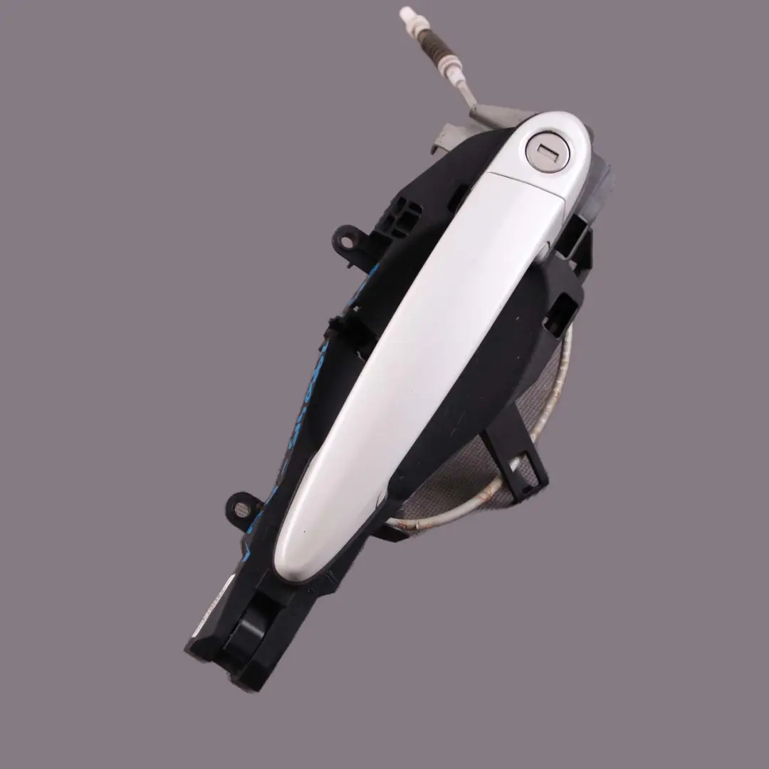 Front Right Door Grab Handle O/S Mineral White Metallic A96 to BMW X1 E84 1 with Part number 2992972 BMW X1 E84 1 Front Right Door Grab Handle O/S Mineral White Metallic A96 - SKU rhd-2992972-MW1 - Part number 2992972