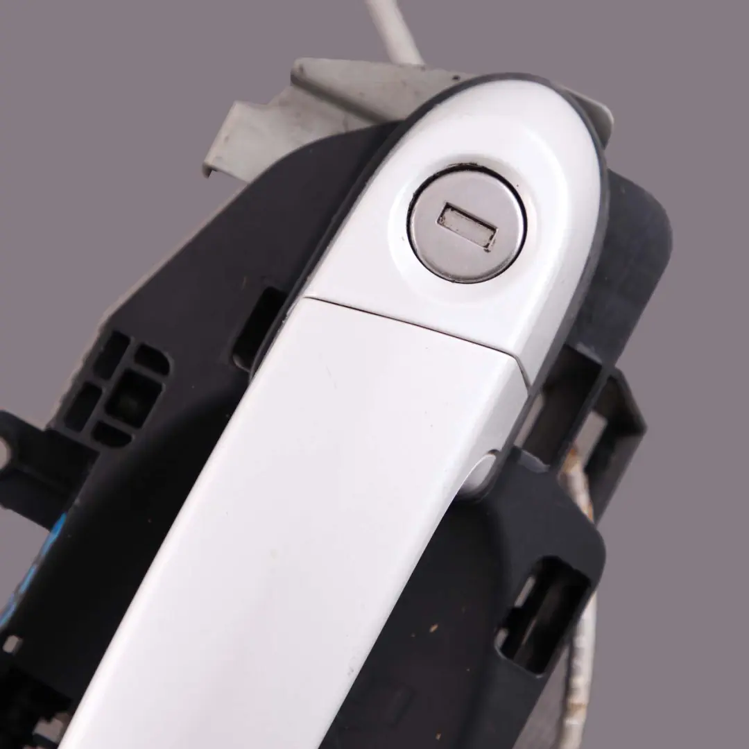 Front Right Door Grab Handle O/S Mineral White Metallic A96 to BMW X1 E84 1 with Part number 2992972 BMW X1 E84 1 Front Right Door Grab Handle O/S Mineral White Metallic A96 - SKU rhd-2992972-MW1 - Part number 2992972