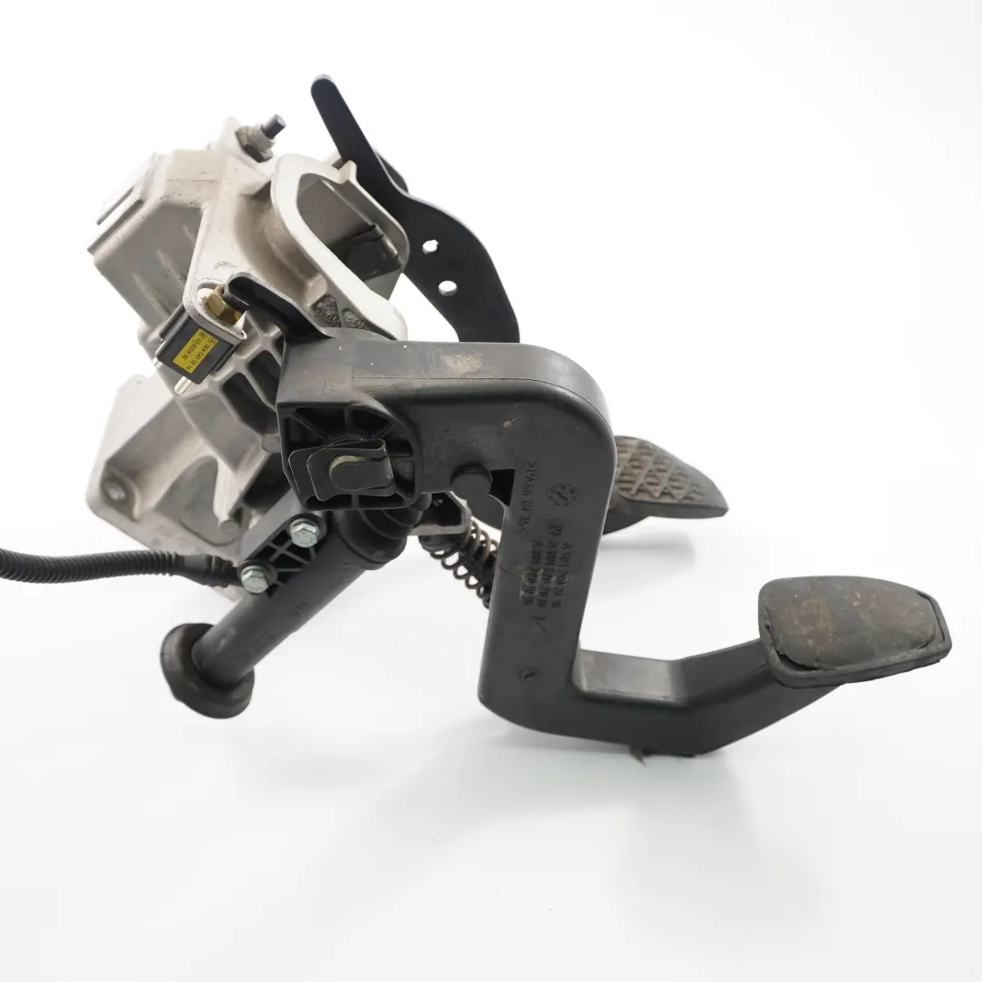 Brake Clutch Pedal Box Assembly Manual to VW Volkswagen LT 35 with Part number 2D0721111A VW Volkswagen LT 35 Brake Clutch Pedal Box Assembly Manual - SKU rhd-2D0721111A - Part number 2D0721111A