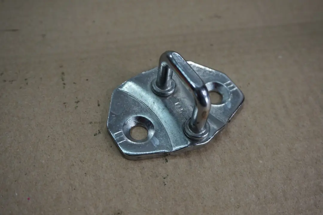 Zaczep rygiel zamka drzwi BMW E53 X5 do o numerze 7010402 Zaczep rygiel zamka drzwi BMW E53 X5 - SKU rhd-7010402 - Numer Części 7010402